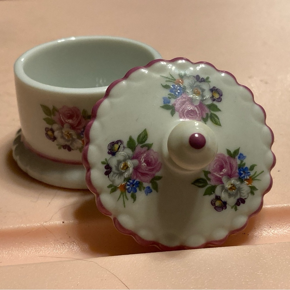 Ruetter Porcelain Lidded Trinket Box Floral Ruffled Edging Carousel-like